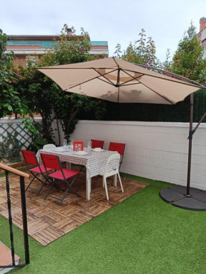 Paraíso Soleado: Piso con Terraza, Piscina y Garaje a 5 min de Playa